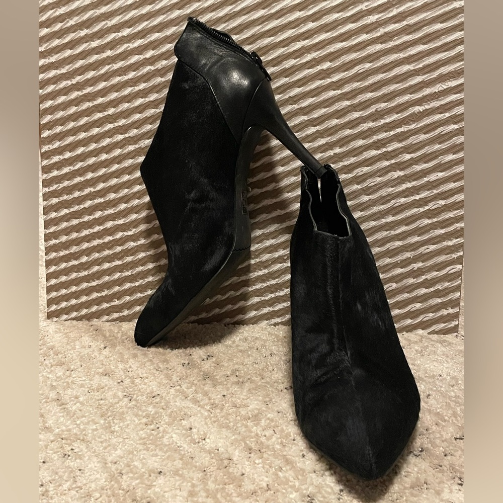 RW&CO. Sleek Black textured Heeled Boots